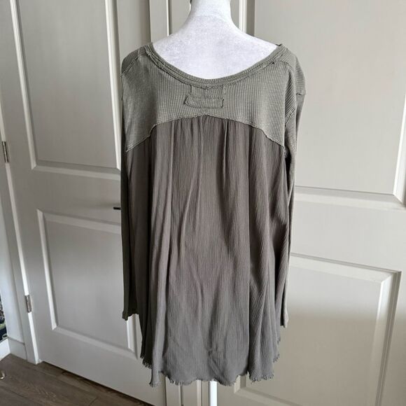 Free People We The Free Green Long Sleeve High-Low Hem Top Size XS - Picture 3 of 5